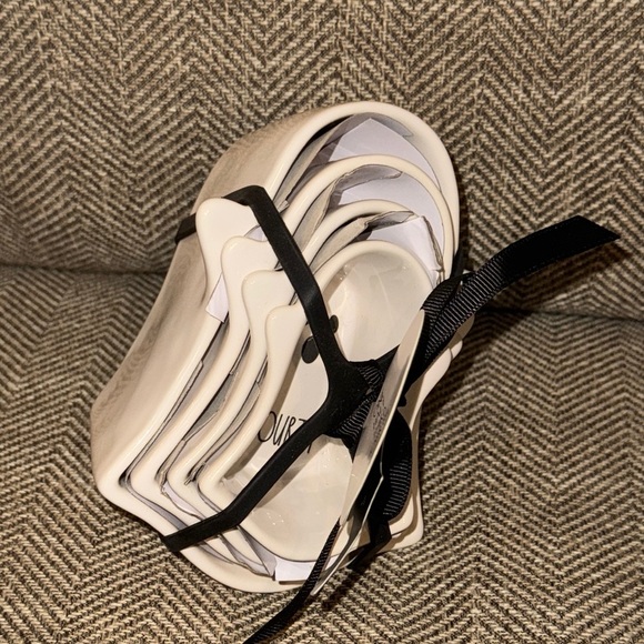 NWT Rae Dunn Halloween/Ghost Set of 4 Kitchen Ceramic Measuring Cups - Picture 1 of 10